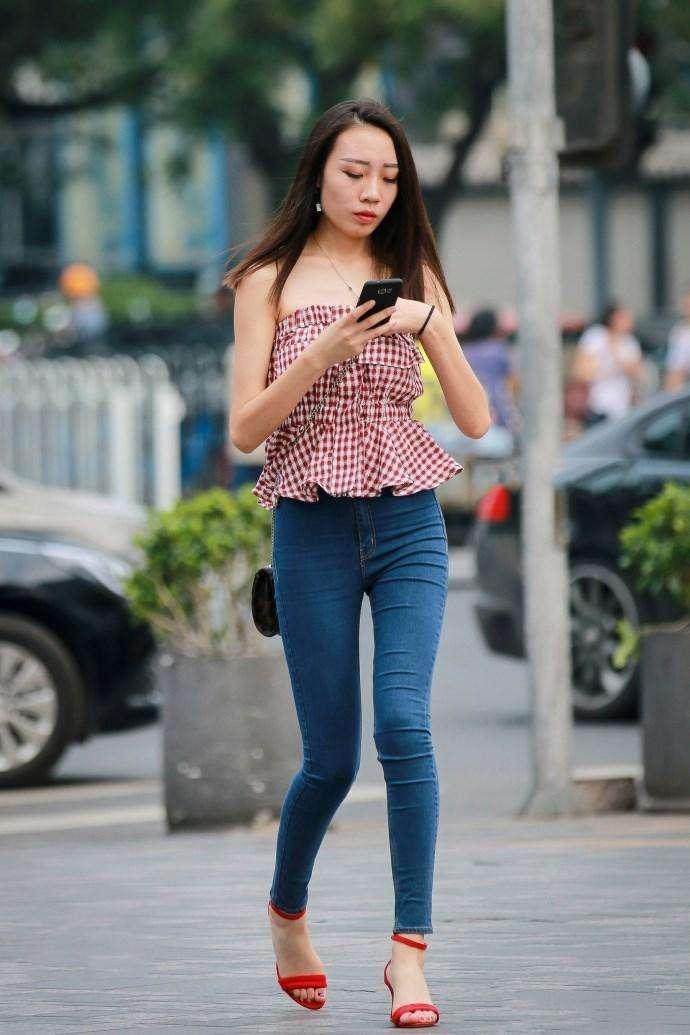 街拍：性感一字肩美女，超短热裤秀出大长腿