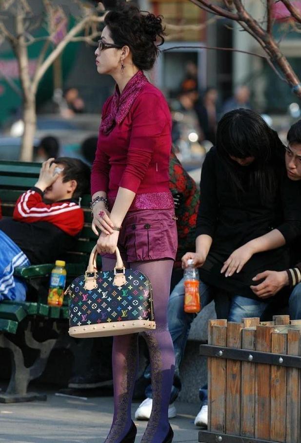 街拍：时尚辣妈相约逛街，红色丝袜你见过没？