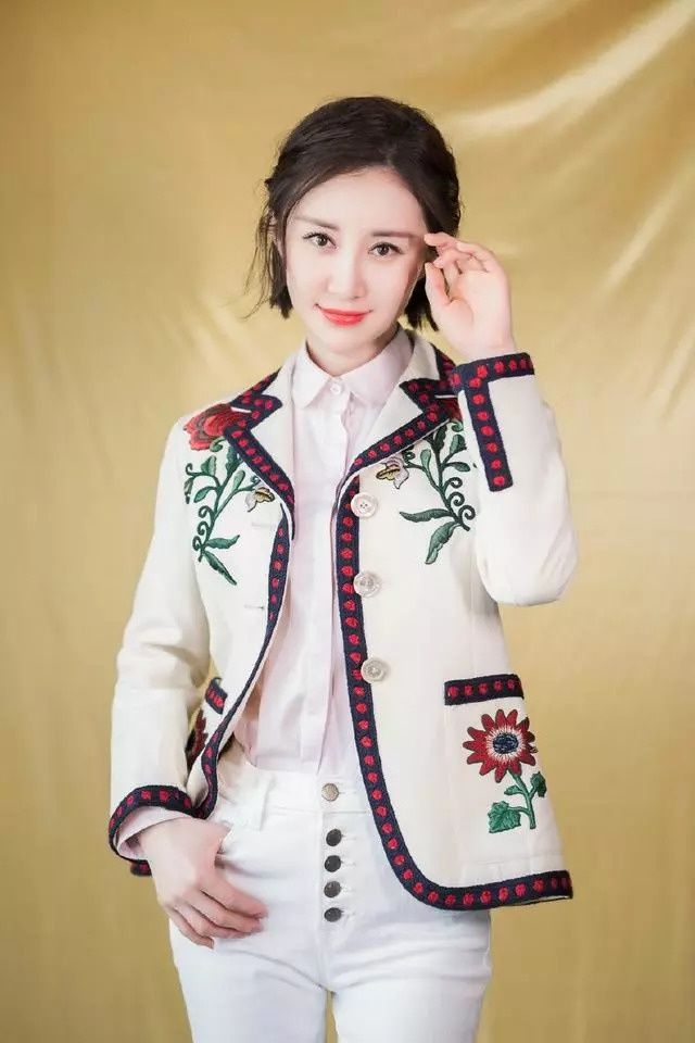 舒畅只是剪了摩卡波波头发型，人变美了还特别减龄，网友:她红了