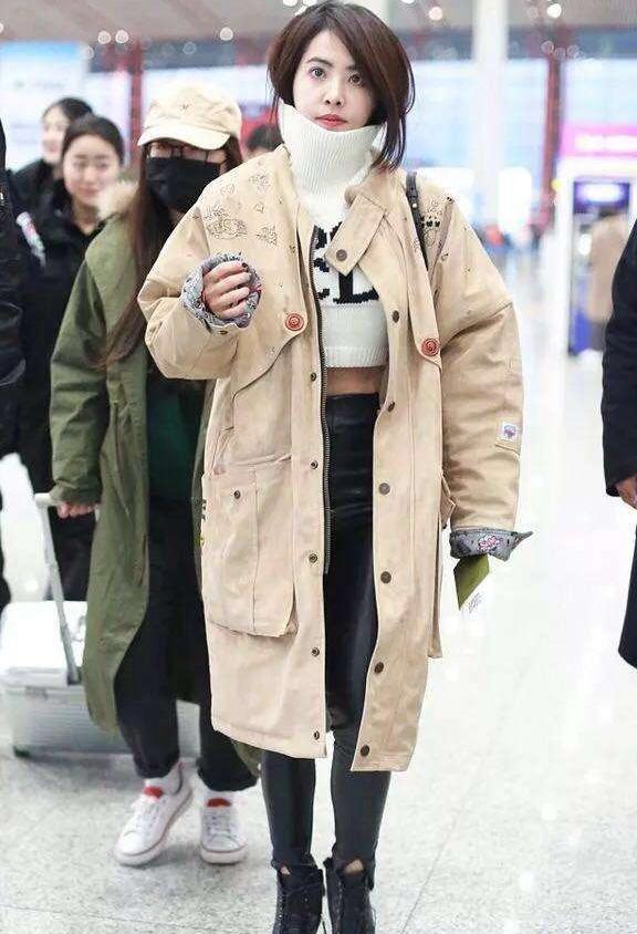 蔡依林现身机场, 一款大衣搭两款造型, 网友: 一次比一次敢穿!