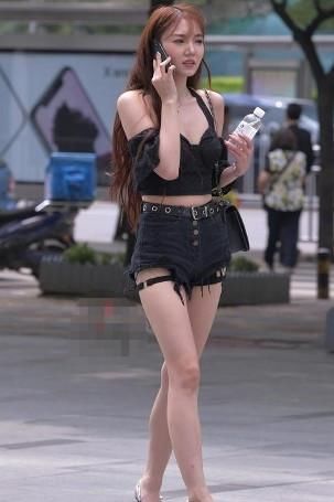  「选择」路人街拍，小姐姐选择黑色背心搭配黑色短裤，看着很显美感