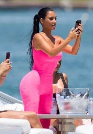 金卡戴珊全身只靠两块布遮住，不小心露出底裤，羞得人不敢看