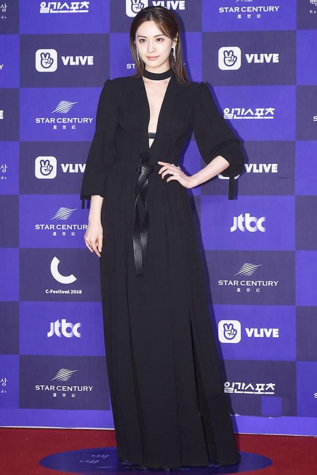 林珍娜不仅拥有国际认证的最美脸宠,细腰长腿更是分分钟迷倒你