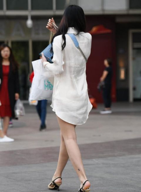  #美女#美女现身街头被抓拍，裙子前面平淡无奇，转身后时间静止了