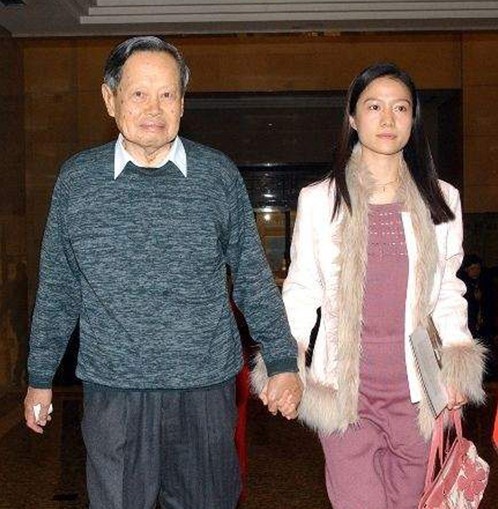 95岁杨振宁恢复中国籍,称父亲临终都没原谅我