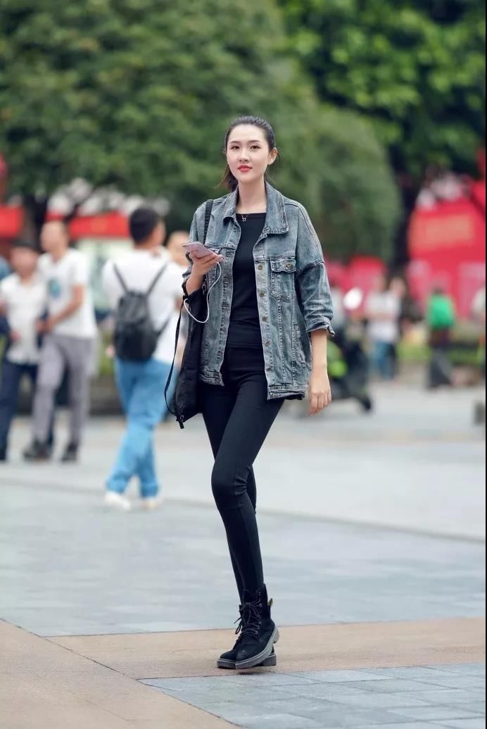 街拍：修长的身材，让美女显得如此的亭亭玉立，婀娜多姿！