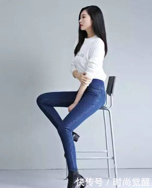 身材完美的美女，身材曼妙，潮流感十足