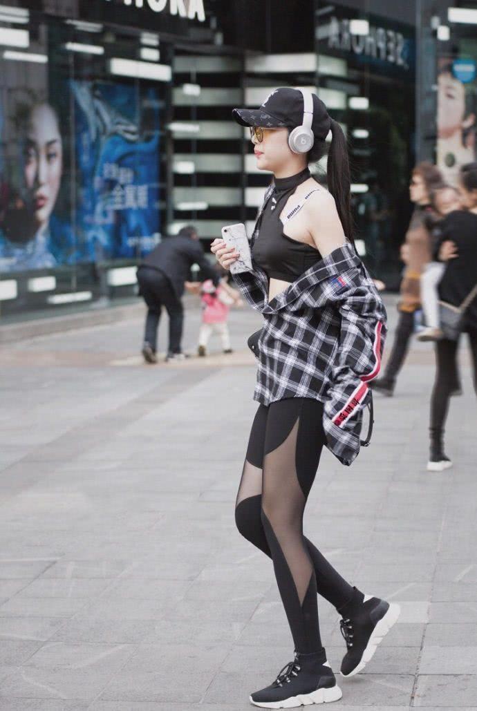 街拍：穿着运动风的性感小姐姐，身材苗条白皙靓丽迷人！