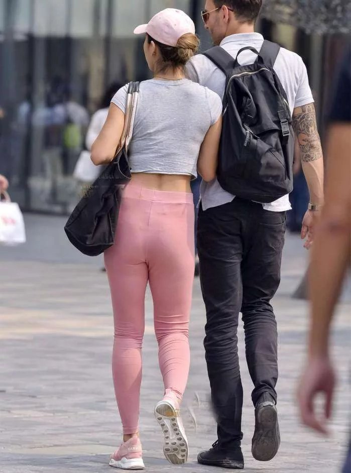 街拍: 紧身裤的丰满女人, 薄薄的很显身材