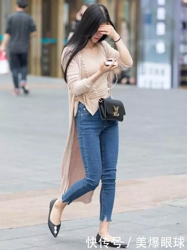 紧身牛仔裤提高美女时尚指数，青春靓丽不打折