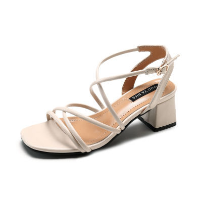 他为何频频偷看“小姨子”?难道就是因为她穿高跟鞋我穿平底鞋