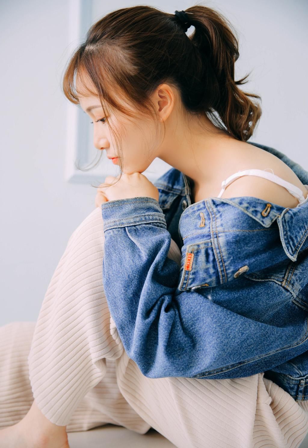 热裤美女吊带锁骨性感私房写真