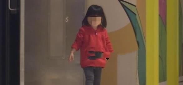  冷落：张萌一家三口罕见露面，夫妻俩当街拥抱，旁边的女儿受到冷落