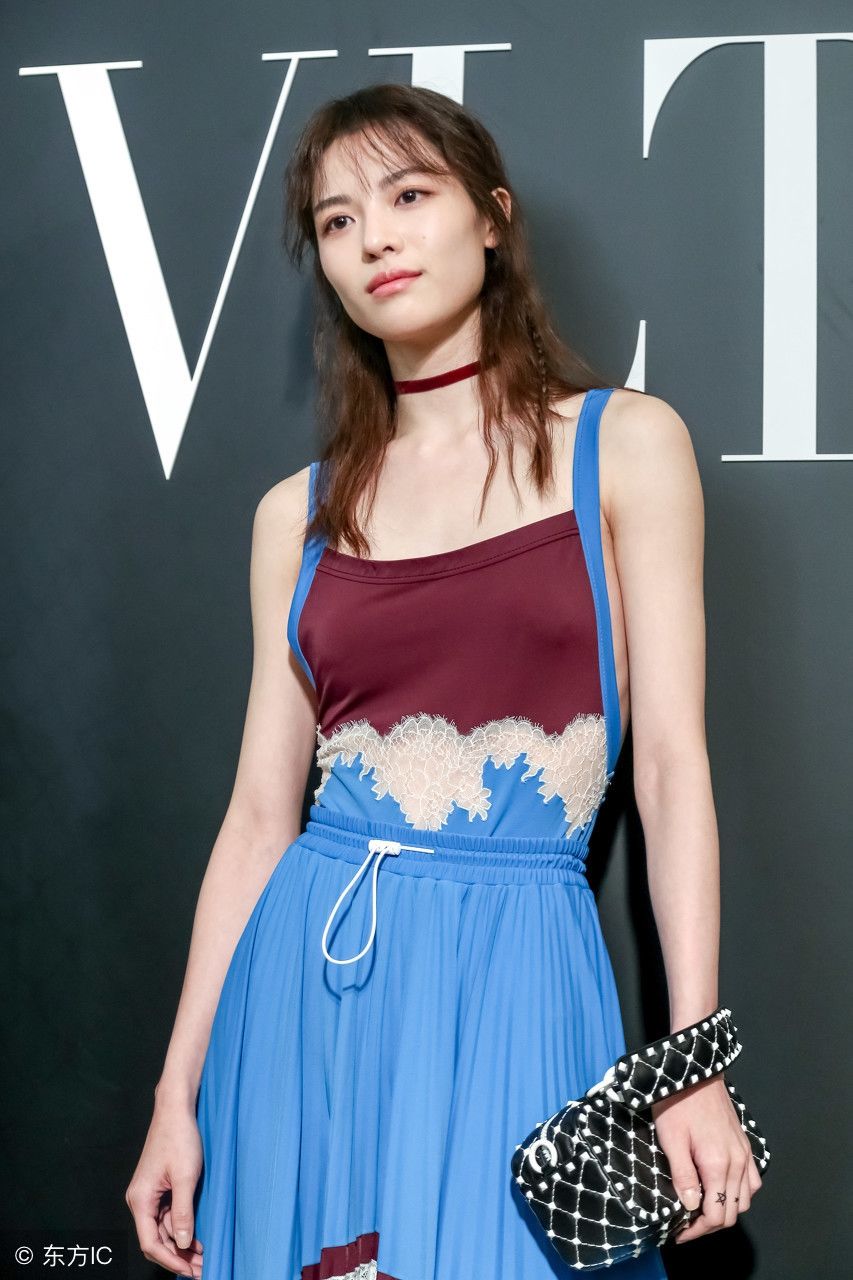 钟楚曦出席某活动 网友:太会穿了,裙子谁设计的