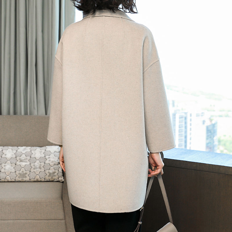 即使不会打扮，春节也别穿羽绒服，今年流行这样的大衣，洋气减龄