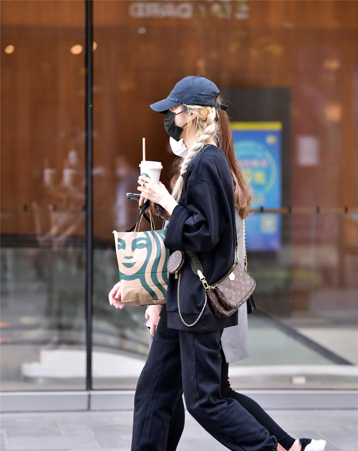  『脚下一双』春天里穿着长靴的姑娘,不是因为天冷,而是对长靴有着独...