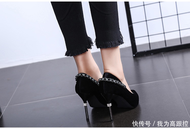 后鞋跟环绕着黑色金属链条的复古式高跟鞋