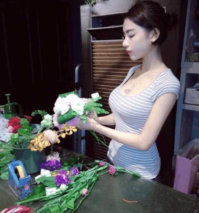 街拍：公交车上遇到的靓丽姐妹花, 而旁边的大妈实力抢镜！