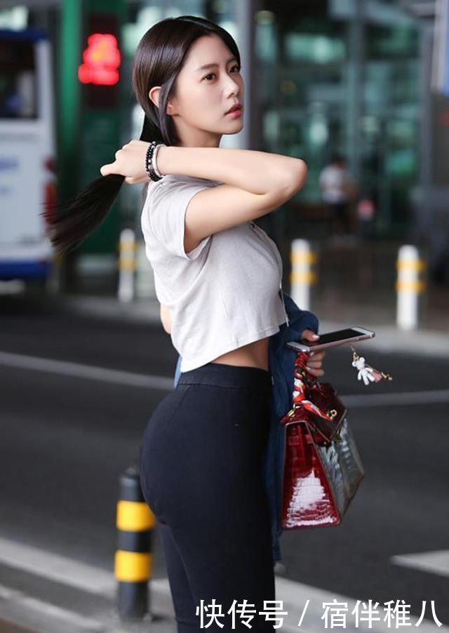 小姐姐|街拍打底裤小姐姐的穿着突显档次,穿着时髦又显瘦