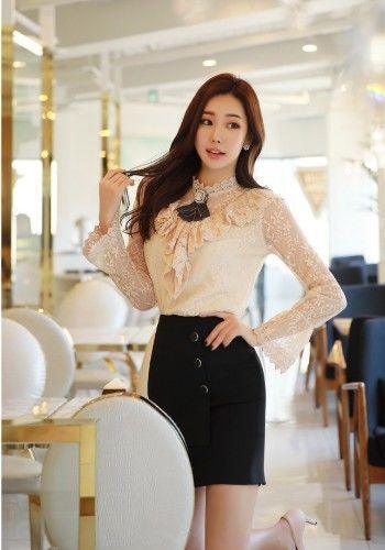 路人街拍：小姐姐红色抹胸搭配毛边热裤，玉腿修长，纹身性感