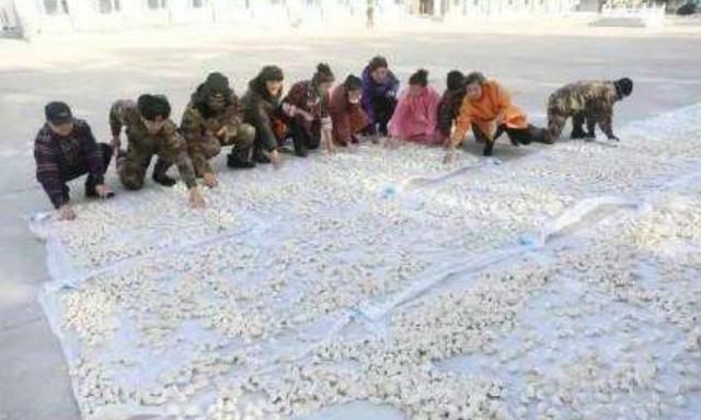 东北旅游发现遍地饺子，大妈捡了满满一袋，结果“摊上事”了!