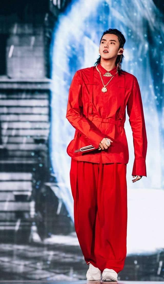  「亮眼」红色的衣服到底怎么搭？学这几位，不仅时尚感爆棚，还特别亮眼