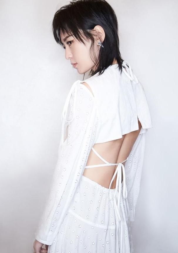 周笔畅整容成功，穿露背装挑战吴昕，网友:心有多大裙儿就有多大