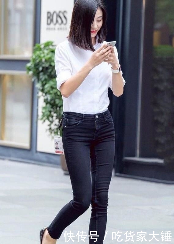 美女:街拍美女:清爽迷人的紧身牛仔裤小姐姐,突显身材与气质