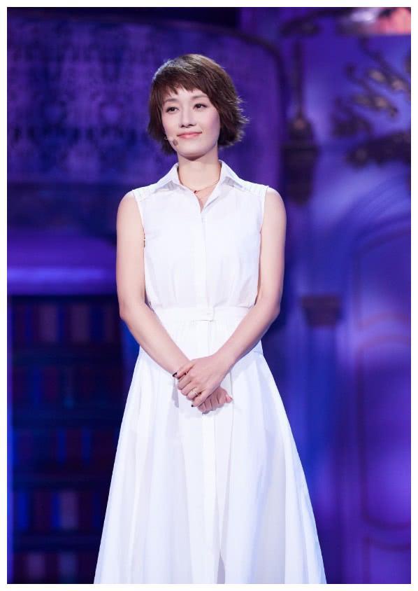 马伊琍衣品越来越好了，穿普通白裙高贵似女神，脚上高跟鞋更是亮