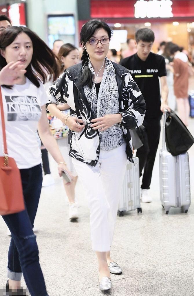 周涛的确是个美人，可跟董卿比，气质还是差了一大截!