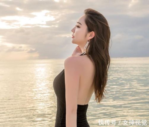 紧身包臀裙：苗条靓丽的年轻美女，漂亮养眼，充满女性韵味！