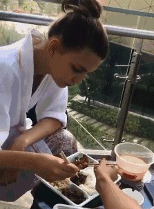 妹子，别嘚瑟了，这连衣裙太独特了，后背就剩两根吊带了，放弃吧