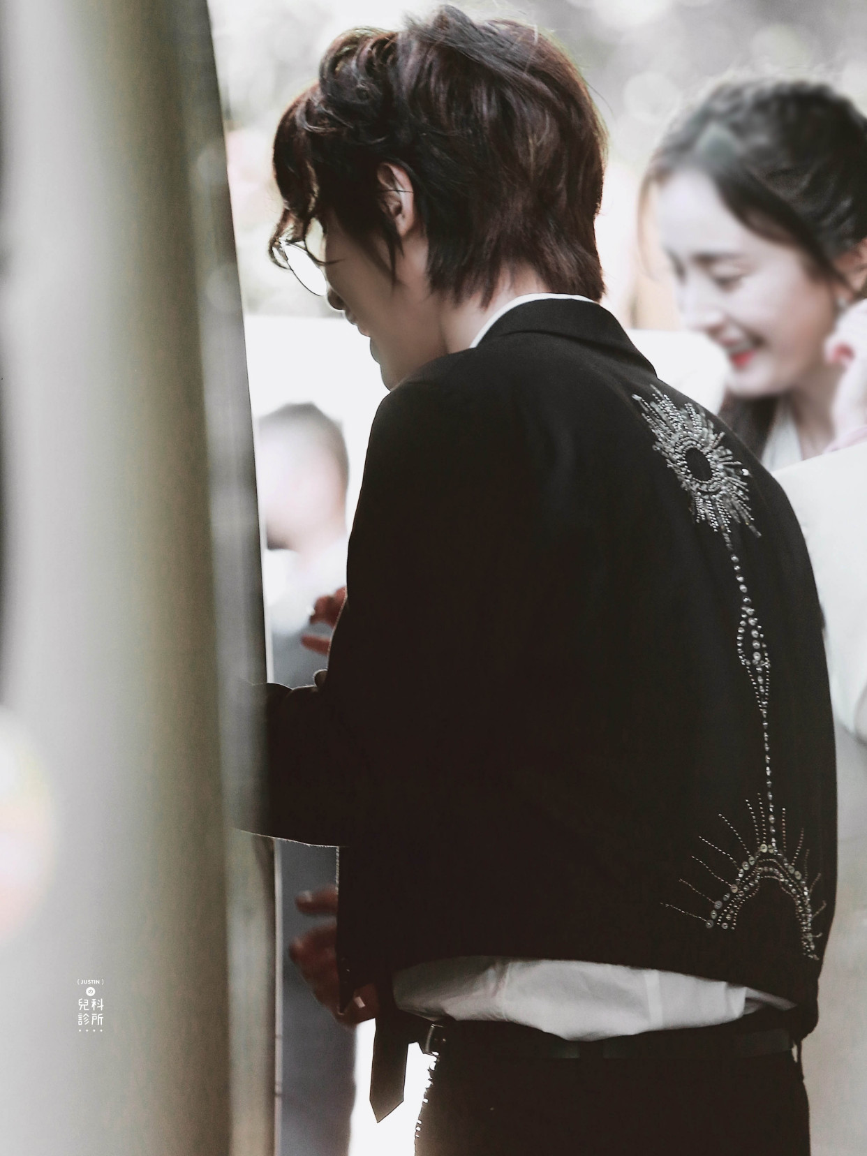 『造型真』183cm黄明昊和180cm王一博,同是黑西装造型,谁才是你的小王子?