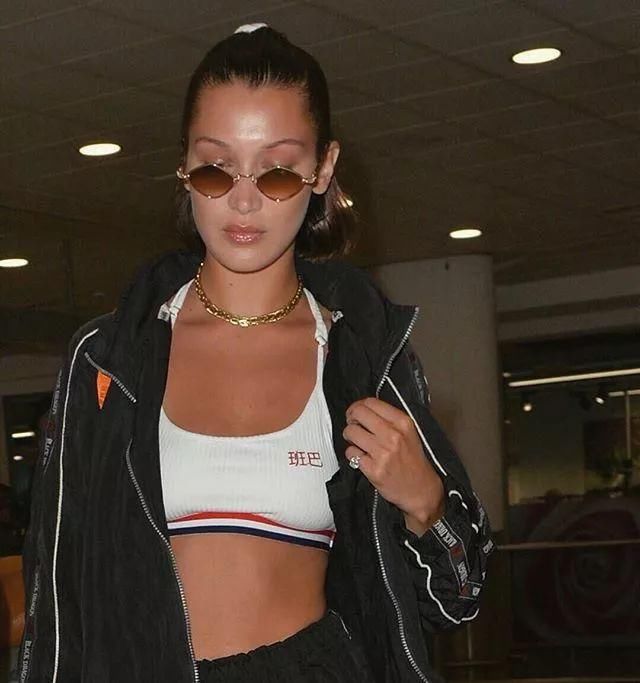 时髦办｜佟丽娅靠袜子立“早睡早起”flag，我觉得她做不到！