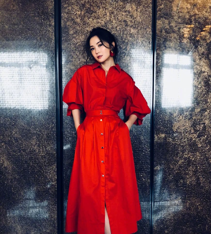 蔡卓妍真敢穿！这么宽松的裤子都能撑起来，网友：勒的不难受吗？