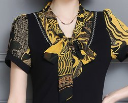 香港旅游，55岁妈妈这样穿搭，比旗袍更惊艳，想不吸睛都难