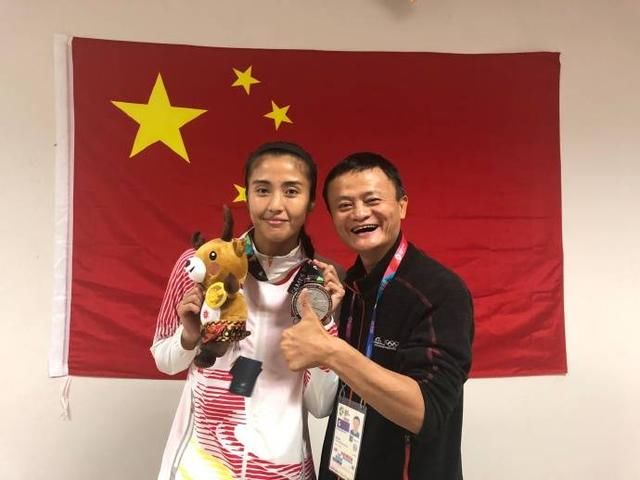 马云看望女足遭记者质疑 被反驳怒喷球迷是脏东西 个性签名自打脸