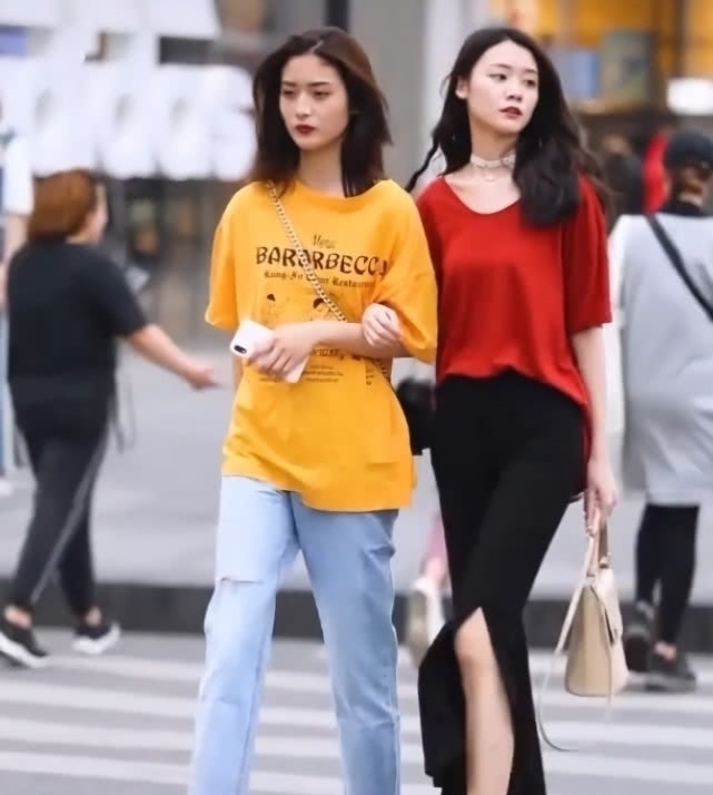 搭配|女神和女汉子成为闺蜜太抢镜:一个穿真裤子,一个穿“假裙子”