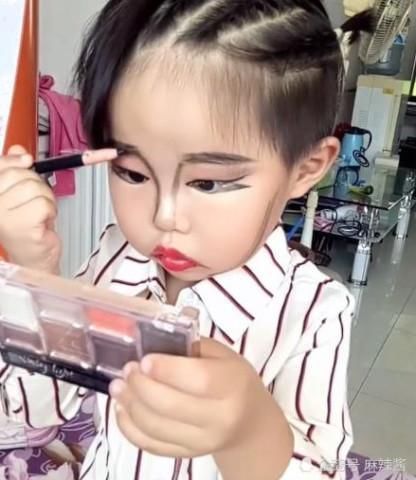 3岁小孩成“美妆博主”，偷妈妈化妆品化妆，网友直呼：20多年白