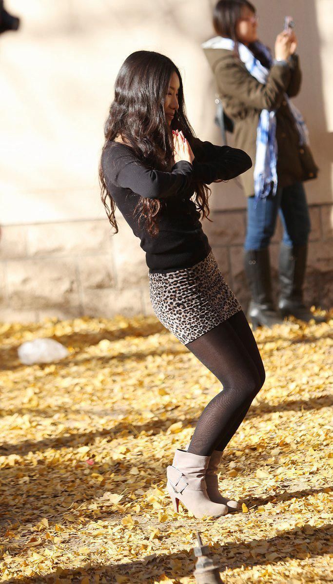 街拍:豹纹包臀短裙黑丝美眉，包裹出凹凸苗条的身材