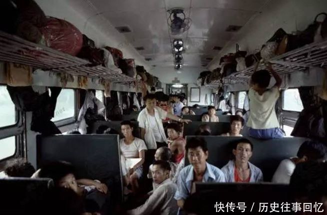 80年代的绿皮火车和赶火车人：原来那时候乘火车是这个样子