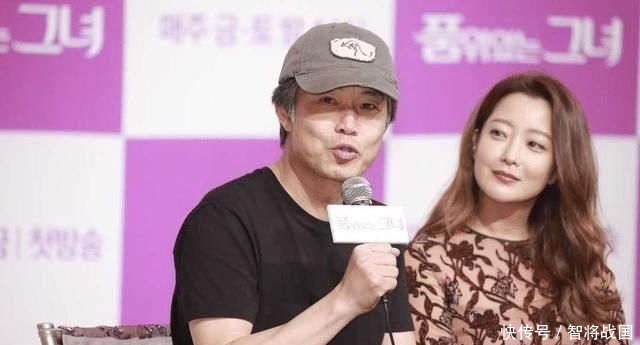 『裸色』号称“第一美女”的她,裸色印花连衣裙配长卷发,果然美得不一般