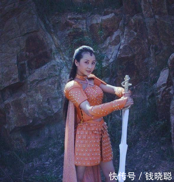 七仙女变身准备大战的时候很帅气，现在才发现穿的竟然是短裙靴子