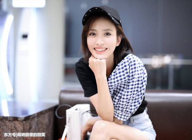 佟丽娅活动身穿超短裙,坐下时却尴尬了,为防“走光”全程手遮!