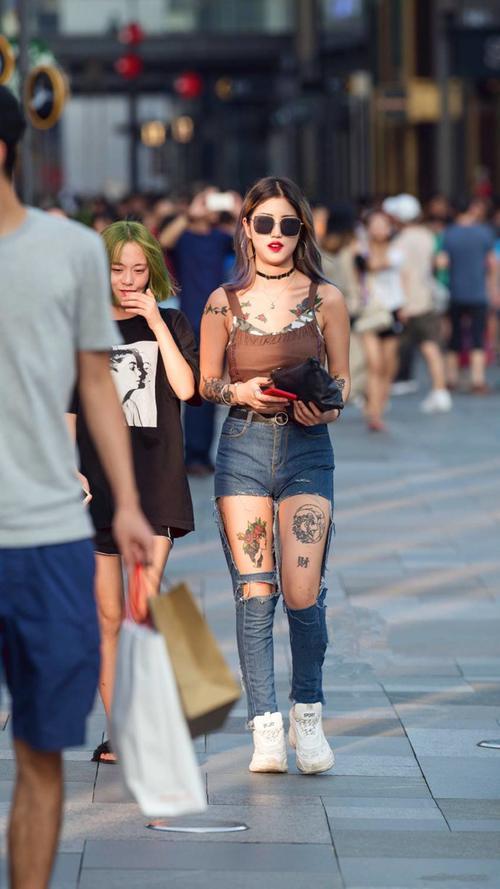 甜美动人的紧身裙小姐姐，肤白貌美，搭配丝袜更能绽放女性魅力