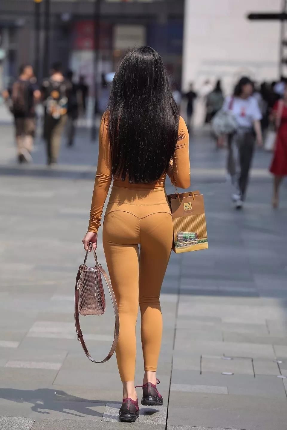 街拍美女：紧身装美女大秀完美身材