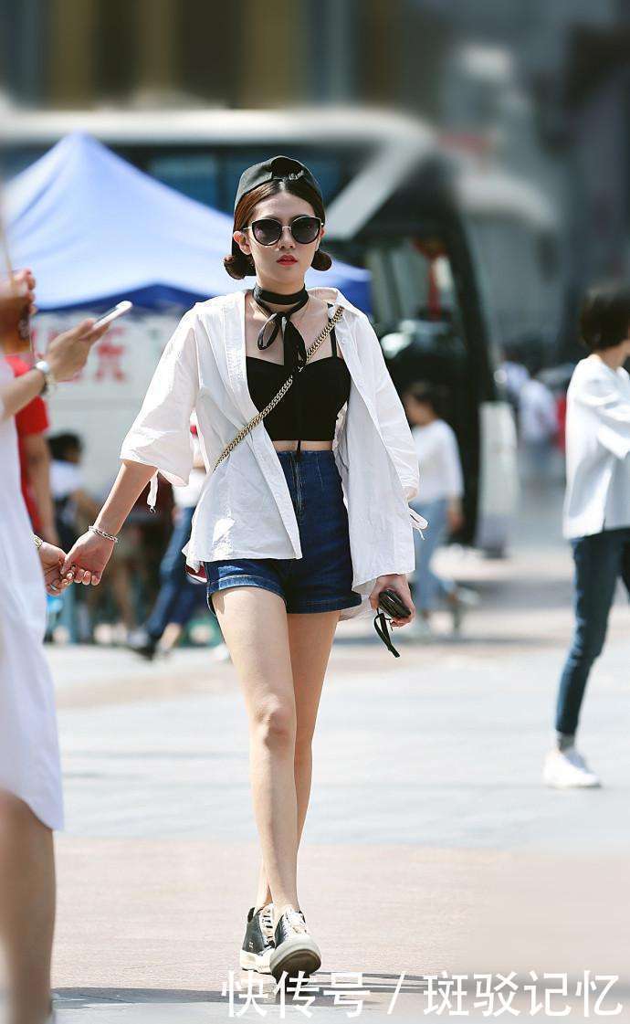 街拍：粉色装扮的美女满满的少女心，图六优雅小姐姐高跟鞋很漂亮