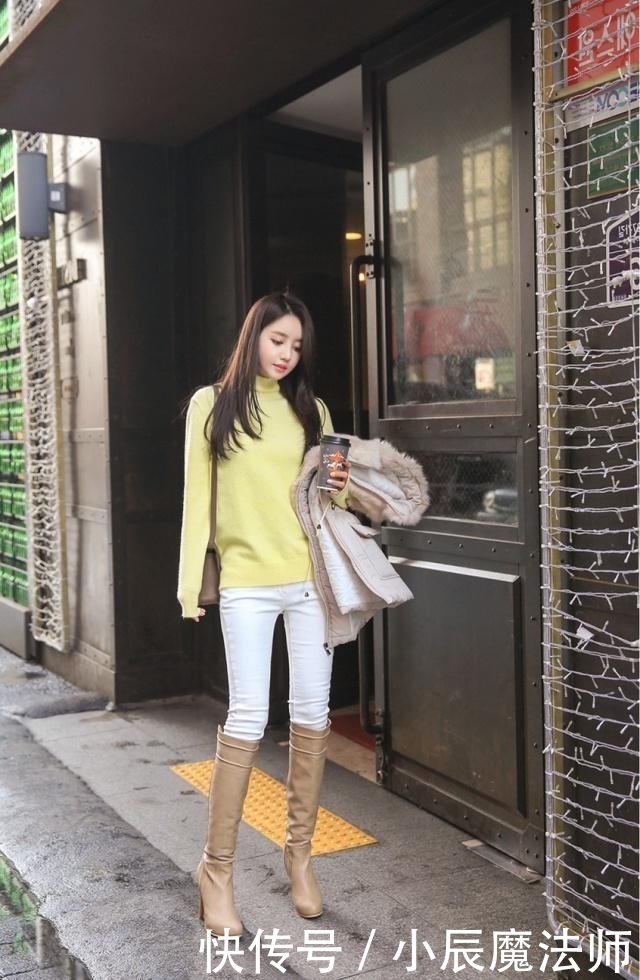 『小姐姐』路人街拍,靓女选择了一条黑色紧身裙,穿搭出一些小女生的味道