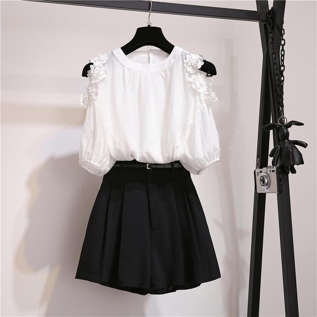 桑拿天女人越来越诱人，穿款短裤套装，凹凸S型曲线性感透气