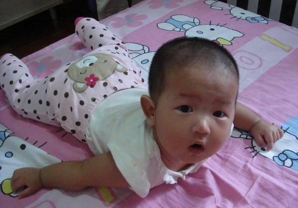  「孩子睡觉」辛苦带娃“累成狗”，育儿专家：读懂娃的这些“暗语”带娃不费劲